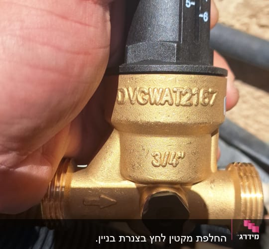 שסתום פליז עם כיתוב ומד לחץ